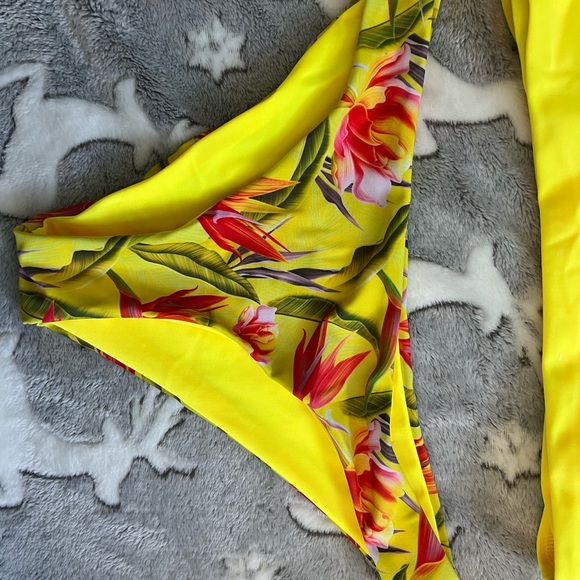 Yellow bikini - Picture 3 of 3